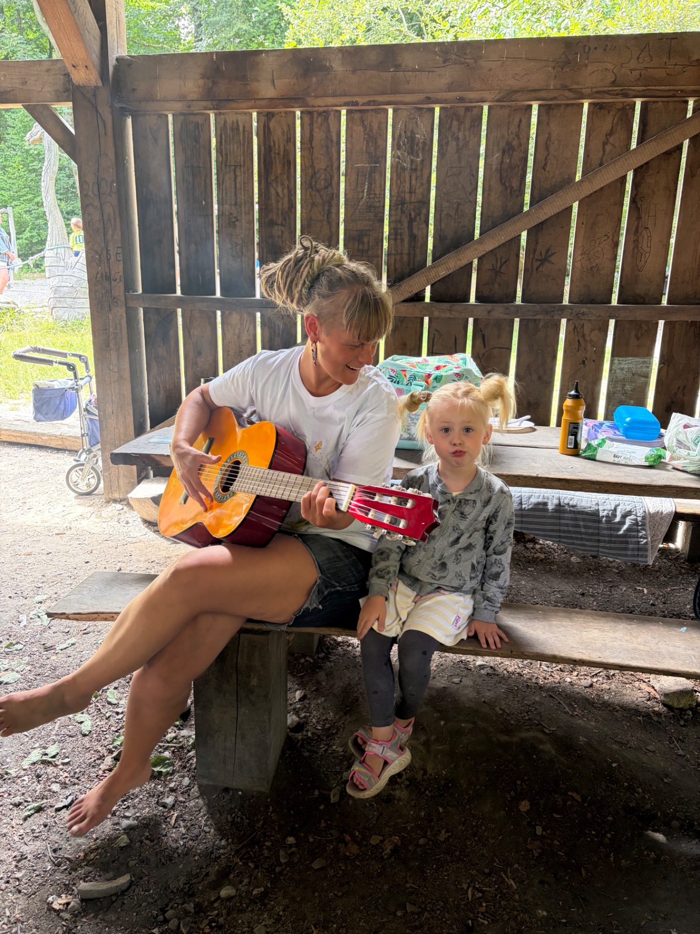 Guitar og et barn ved bålet